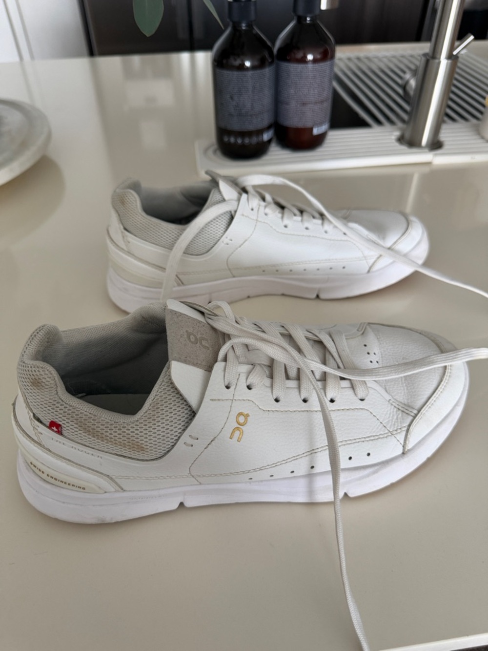 Oncloud men’s the Roger advantage white size 8